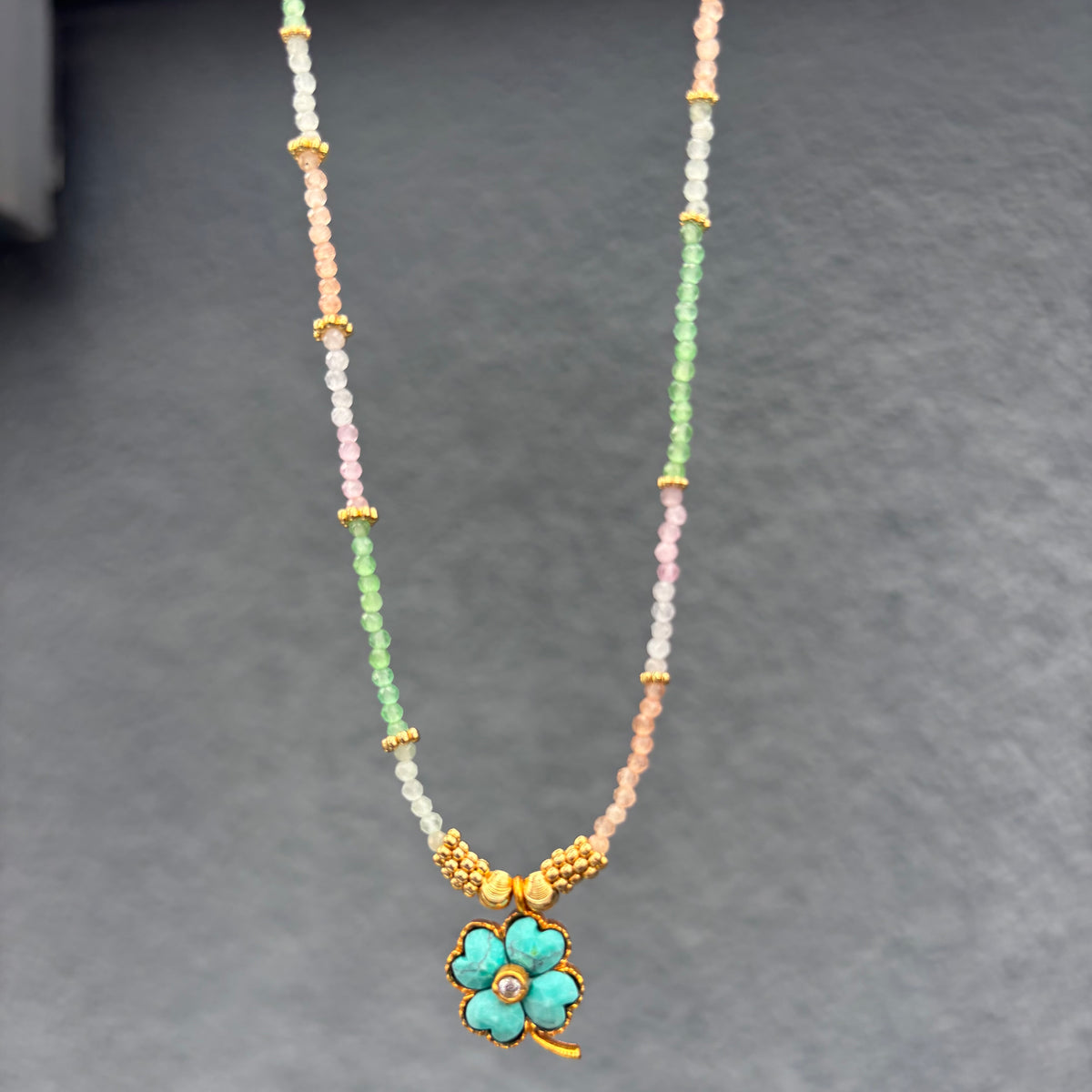Lucky Multicolore Tutti Frutti & Howlite teintée bleue