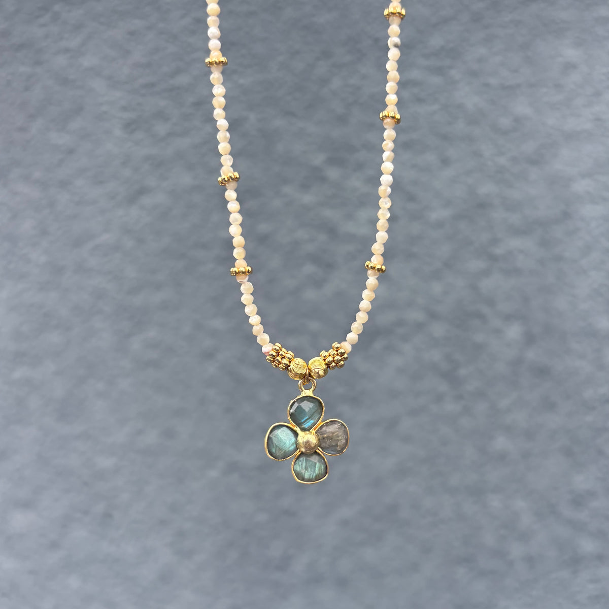 Lucky Nacre d’Eau Douce & Labradorite