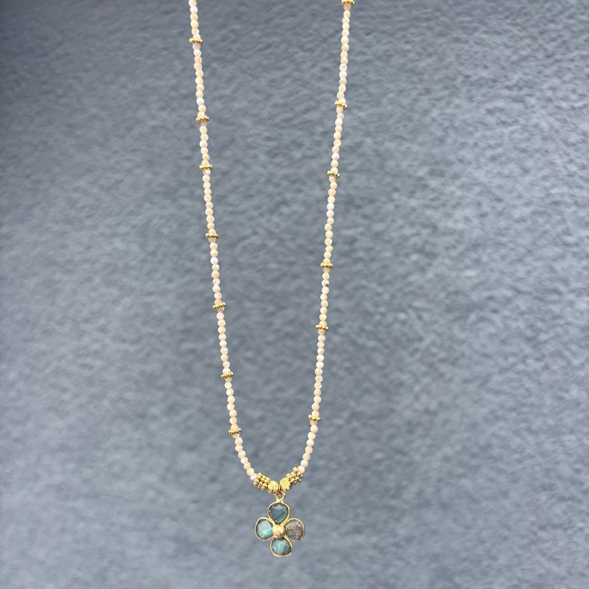 Lucky Nacre d’Eau Douce & Labradorite