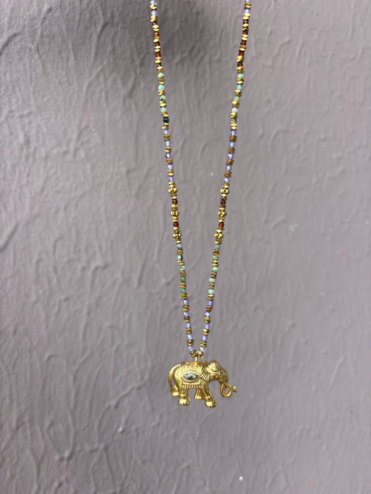 Collier Éléphant Doré Violet, Grenat et Turquoise