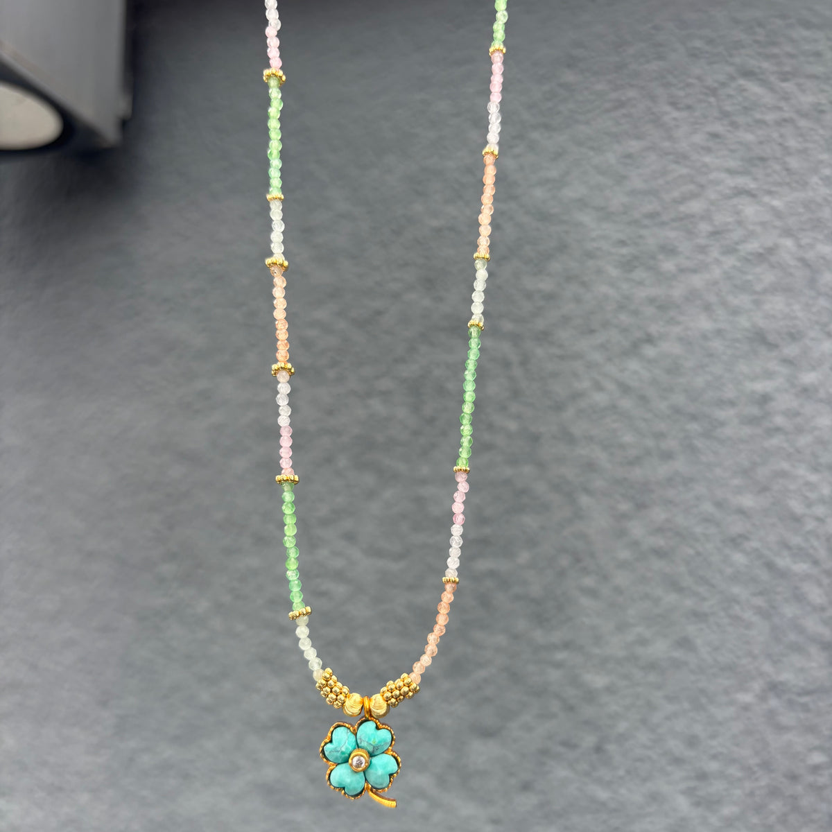 Lucky Multicolore Tutti Frutti & Howlite teintée bleue