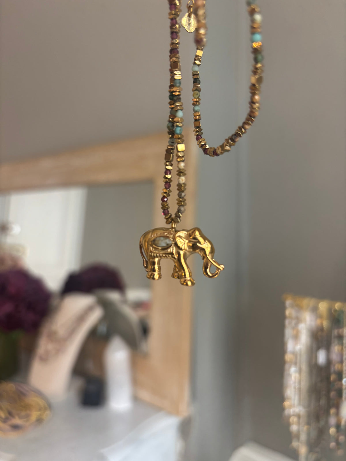 Sautoir Éléphant Doré Grenat et Turquoise