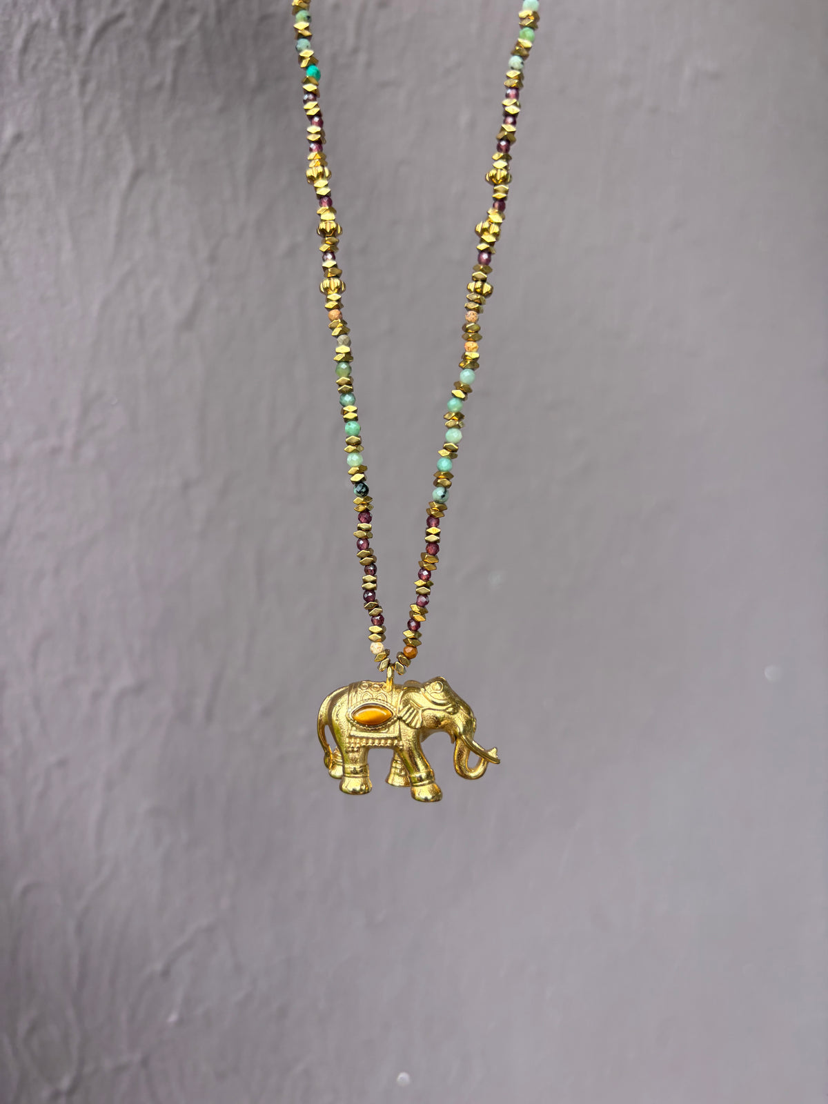 Collier Éléphant Doré Grenat et Turquoise