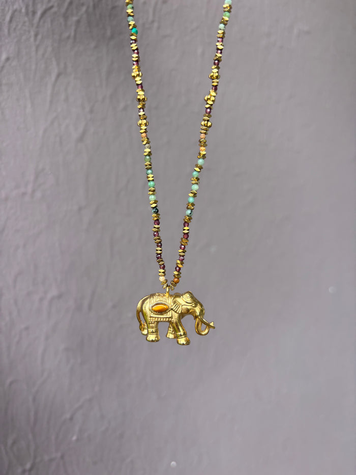 Collier Éléphant Doré Grenat et Turquoise