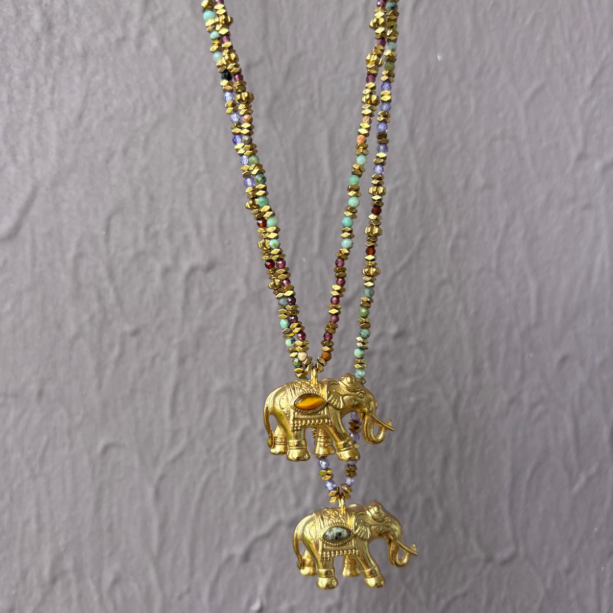 Collier Éléphant Doré Grenat et Turquoise